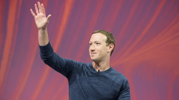 Mark Zuckerberg, winkend