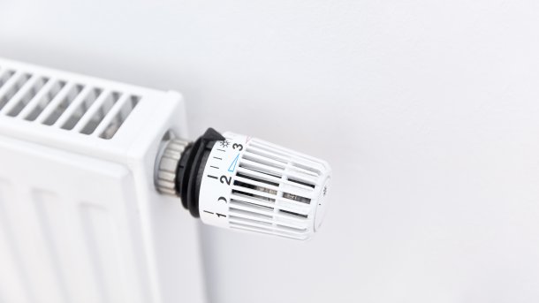 White,Heater,With,Radiator,And,A,Modern,Thermostat,On,The,Heizung,Energie