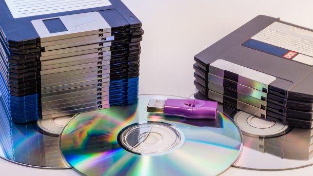 Ein Stapel 3.5-Zoll-Disketten, ein Stapel Zip-Drive-Disketten, ein paar CD-ROMs sowie ein USB-Stick