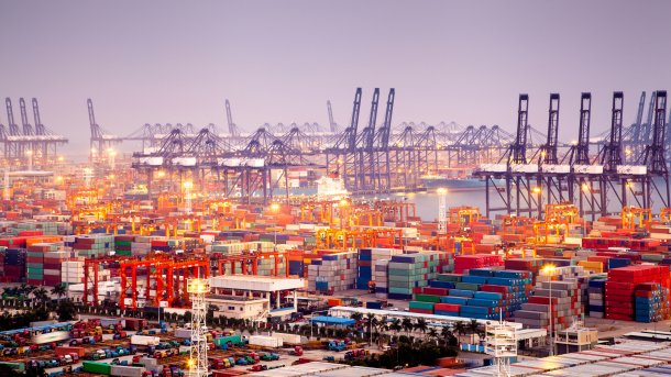Hafenszene: Stapelweise Container und viele Kräne