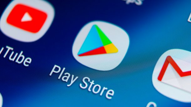 Play-Store-Logo und Schriftzug auf Handybildschirm