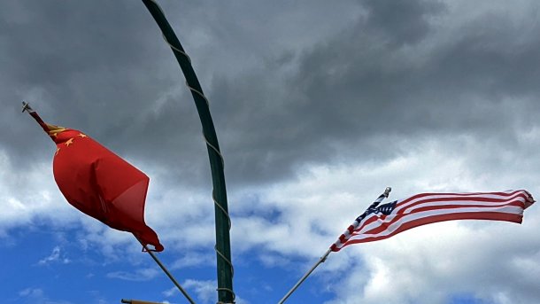Wehende Flaggen Chinas und der USA