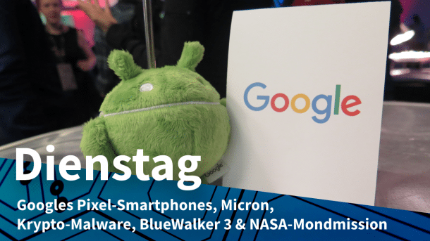 Plüsch-Androide neben Schild mit Google-Logo, dazu Text: DIENSTAG Googles Pixel-Smartphones, Micron, Krypto-Malware, BlueWalker 3 & NASA-Mondmission