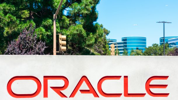 Oracle-Firmenschild an Straßenkreuzung
