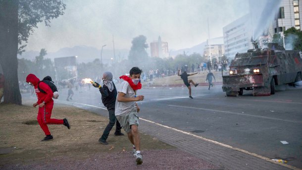 Chile 2019: Monatelang protestierten zunächst Studierende, dann breite Bevölkerungsschichten gegen soziale Ungleichheit und für eine Reform der Verfassung. Dabei kam es auch zu gewalttätigen Ausschreitungen., Picture alliance / AP Photo