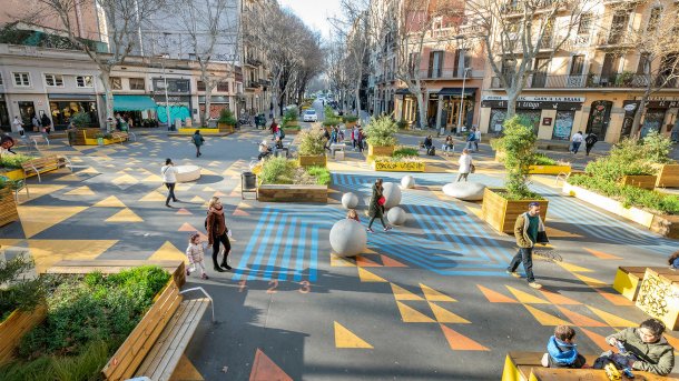 Barcelona ist berühmt für seine Superblocks (hier im Stadtteil Sant Antoni). Dabei werden mehrere Wohnblocks zu einem Quartier ohne Auto-Durchgangsverkehr zusammengefasst., Gunnar Knechtel/laif