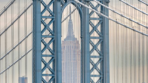 Stadtansichten von New York neu zu entdecken, ist ein besonders spannendes Vorhaben. Auf dieser Aufnahme erscheint das berühmte und oft fotografierte Empire State Building eingerahmt in der Manhattan Bridge. Dies ist eine Möglichkeit, eine bekannte Sehenswürdigkeit einmal anders zu präsentieren., Alle Bilder: Thorge Berger