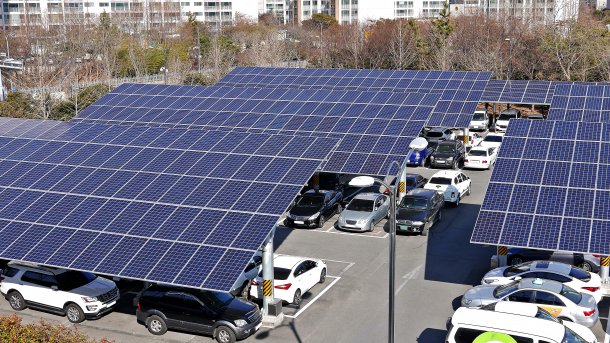 Solaranlage auf einem Parkplatz
