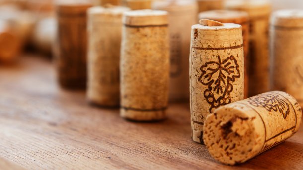 Different,Corks,On,Wooden,Surface