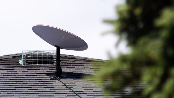Starlink-Satellitenschüssel auf Dach