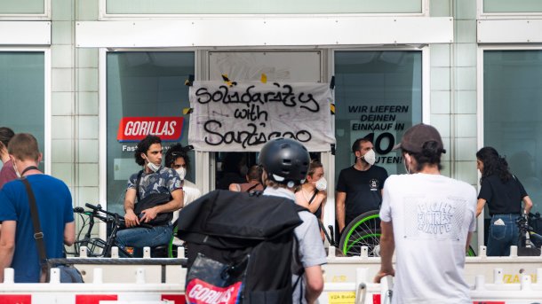 Mitarbeiter des Lieferdienst-Startups Gorillas bestreiken ein Berliner Auslieferungslager und fordern bessere Arbeitsbedingungen.