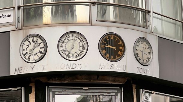 Uhren verschiedener Zeitzonen an einem ehemaligen Juwelier