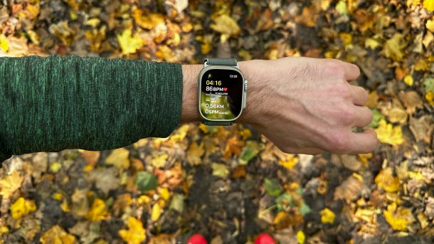 Apple Watch Ultra am Handgelenk beim Sport