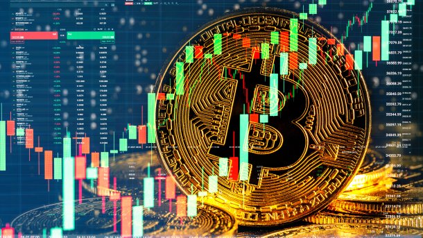 Kurskurve, dahinter eine Münze mit Bitcoin-Logo