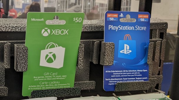 Geschenkgutscheine für Xbox und Playstation nebeneinander in einem Supermarkt