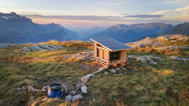 Auf der Leglerhütte in den Glarner Alpen wurden die ersten Toiletten zur Urin-Verwertung getestet. Dank der Photovoltaikmodule auf dem Dach der Toilette funktioniert die Urin-Aufbereitung zu Dünger auch auf 2200 Metern Höhe energieautark., Vuna/Eawag / Lena Xue