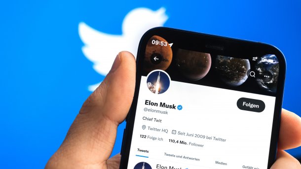 Elon Musks Twitter-Profil auf Smartphone