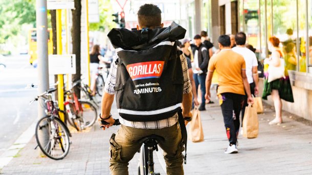 Ein Fahrradkurier liefert in Berlin Lebensmittel für den Lieferdienst Gorillas aus.