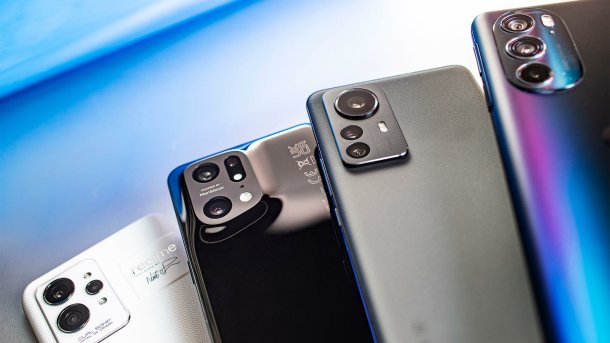 Smartphones aufgefachert, Blick auf die Kameras