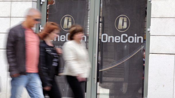 Menschen vor OneCoin-Büro in Sofia
