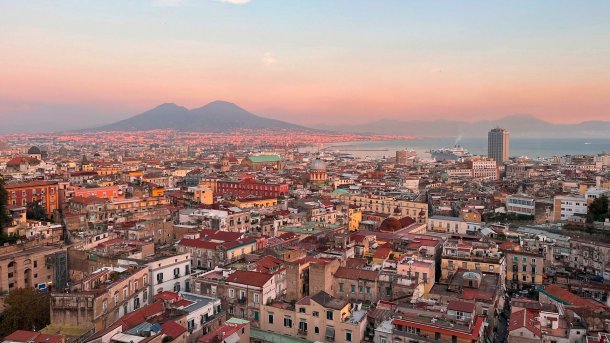 Blick über Neapel mit dem Vesuv im Hintergrund: Der aktive Vulkan liegt neun Kilometer von der Stadt entfernt., Alle Bilder: Ulrike Rios