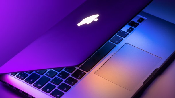 Macbook,Pro,(air),Laptop,Sitting,On,The,Desk,In,A