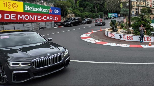 Ein BMW-PKW durchfährt die F1-Haarnadelkurve in Monaco