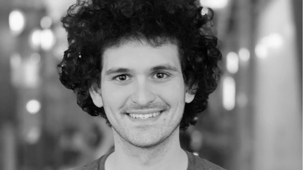 Schwarz-Weiß-Porträt Samuel Bankman-Frieds