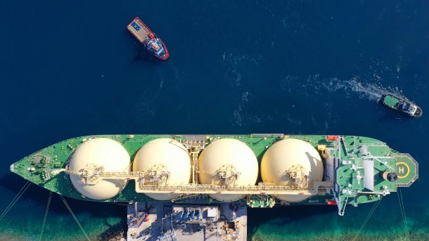 Der unter bahamaischer Flagge fahrende Tanker "LNG Fukurokuju" hat am griechischen LNG-Terminal Revithoussa festgemacht.