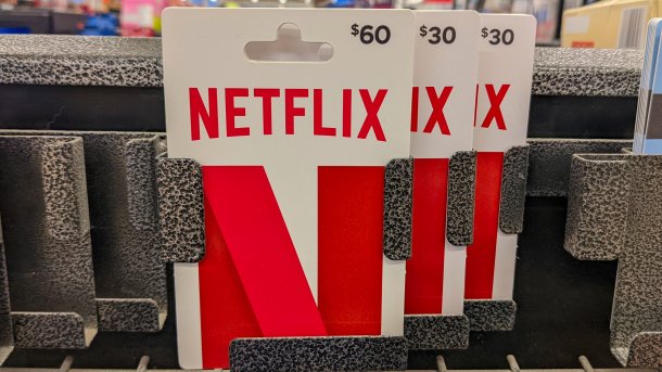 Netflix-Gutscheinkarten in einem Supermarktregal