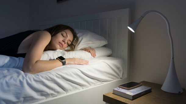 Digitale Schlafwächter wie Bewegungsmesser am Handgelenk liefern aus dem heimischen Bett Langzeitdaten über Schlafstörungen., Science Photo Library/Getty