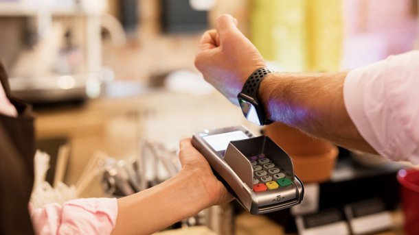 Bezahlen mit Apple Pay auf einer Apple Watch