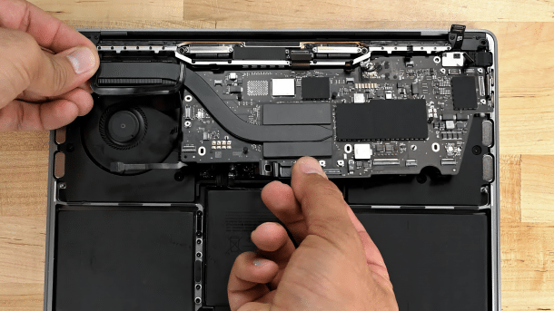 Teardown eines MacBook Pro M2