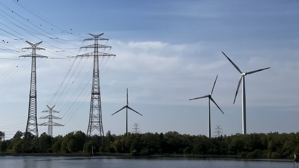 Windkraftanlagen und Hochspannungsleitung in Bremen
