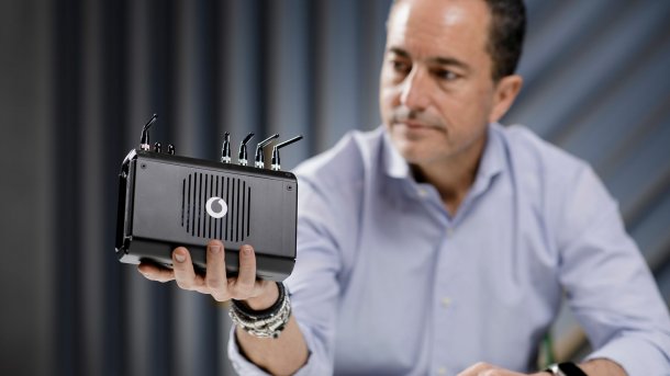 Vodafone-Manager Santiago Tenorio zeigt eine Mini-Basistation auf Grundlage eines Raspberry Pi und des Software-Standards Open RAN
