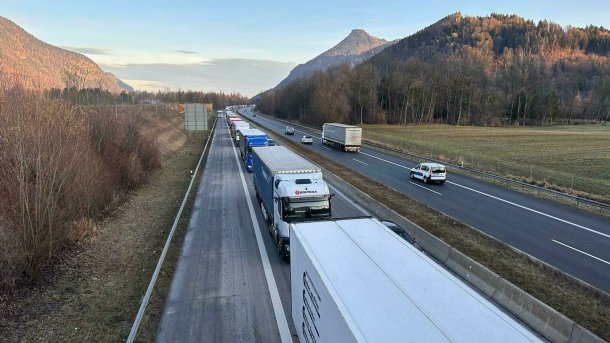 Lkw Stau aufgrund der Tiroler Blockabfertigung