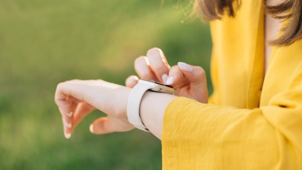 Frau mit einer Apple Watch