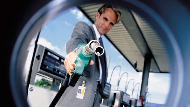 Mann beim Tanken