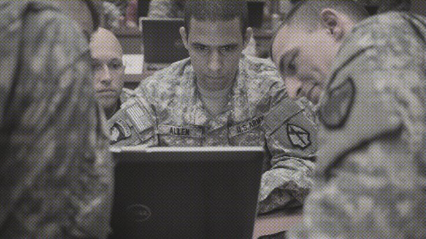 Drei Soldaten der US-Army um einen Laptop geschart