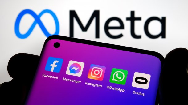 Smartphone mit den Apps von Facebook, Facebook-Messenger, Instragm, WhatsApp und Oculus vor dem Meta-Logo