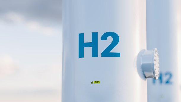 2 siloförmige Tanks mit Aufschrift H2