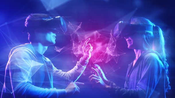 Zwei Menschen mit VR-Brille stehen sich gegenüber