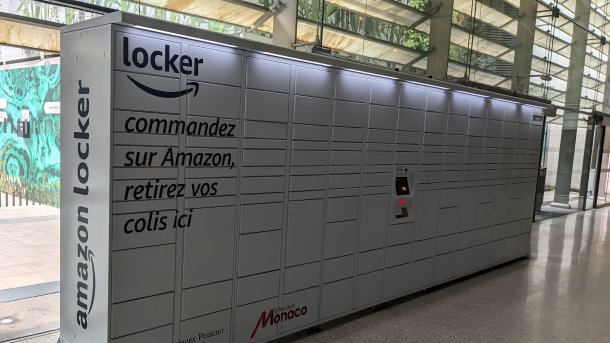 Graue Schließfächer "Amazon locker" am Bahnhof Monacos