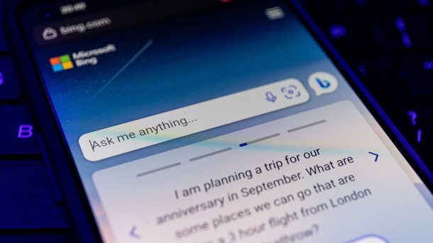 Smartphone mit Bing-Suche und der Aufforderung "Ask me anything"