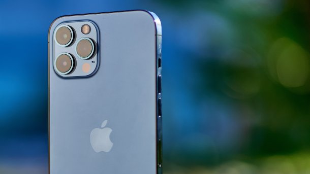 iPhone mit Lautstärketasten und Stummschalter