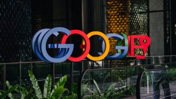 Schriftzug "Google" an Glasfassade eines Bürogebäudes
