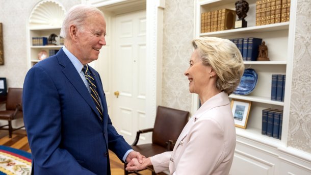 Joe Biden und Ursula von der Leyen schütteln einander beide Hände und lachen einander an, im Oval Office des Weißen Hauses