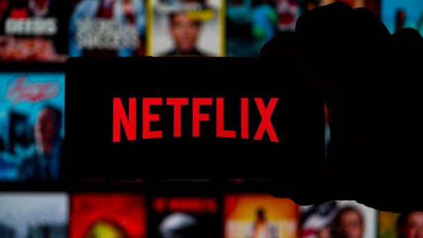 Netflix-Logo im schwarzen Bildschrim vor Filmtiteln