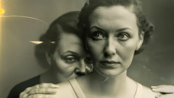 Siegerbild von Boris Eldagsen: Im Stil einer Schwarzweiss-Aufnahme aus den 1940er Jahren legt eine ältere Frau einer jüngeren von hinten die Hände auf die Schulter. Die Szene vermittelt Vertrautheit, aber auch Sorge in den Gesichtern der Frauen.