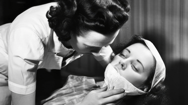 KI-generierte Schwarzweiss-Aufnahme von zwei Frauen in einer Szene aus einem Krankenhaus.